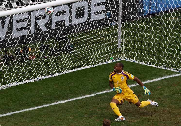 Die nächste gute Torgelegenheit für Frankreich! Ein Distanzschuss von Yohan Cabaye klatscht an die Lattenunterkante und springt von dort zurück ins Spielfeld. Glück für Nigeria!