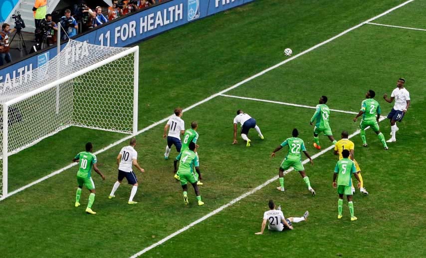 In der 79. Spielminute belohnen sich die Franzosen für ihre offensive Spielweise. Paul Pogba (re.) bringt die Equipe Tricolore per Kopf in Führung. Nigerias Keeper Vincent Enyeama sieht bei diesem Treffer alles andere als gut aus.