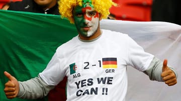 Das sechste WM-Achtelfinale steht an. Dieser algerische Fan ist sich bereits vor der Partie sicher, wie das Spiel endet.
