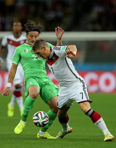 Wieder in der Startelf ist Bastian Schweinsteiger. Aber auch Deutschlands Nummer sieben kann nicht verhindern, dass die deutsche Mannschaft in der Defensive von Beginn an schwer unter Druck ist.