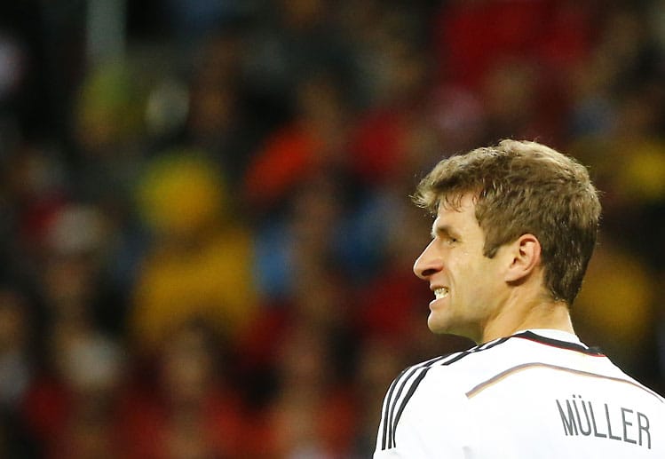 Thomas Müller merkt schon während der ersten Hälfte: so richtig rund läuft's nicht bei der DFB-Elf.