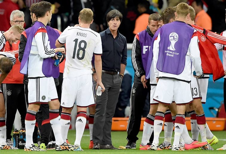 In der Pause heißt es nun für die deutsche Mannschaft: Wasser tanken und letzte taktische Anweisungen abholen.