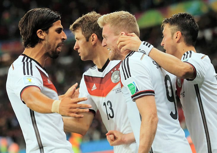 Der Jubel beim DFB-Team ist danach riesig, denn in der 119. Minute trifft auch noch Mesut Özil zum 2:0. Auch wenn Abdelmoumene Djabou in der Schlussminute noch zum 2:1-Endstand trifft, bleibt's dabei: Deutschland ist im WM-Viertelfinale.