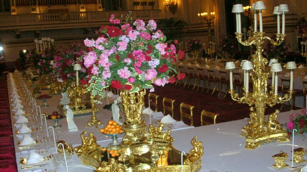 Beim Staatsbankett der britischen Königin essen die Gäste von goldenen Tellern.