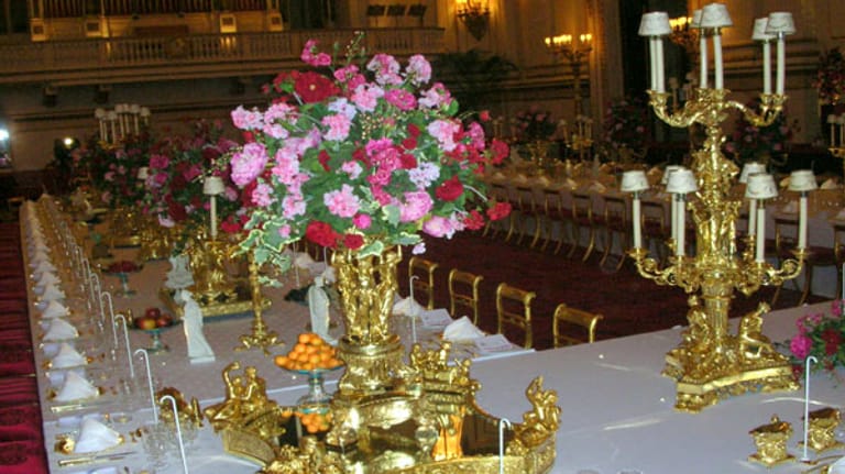 Beim Staatsbankett der britischen Königin essen die Gäste von goldenen Tellern.