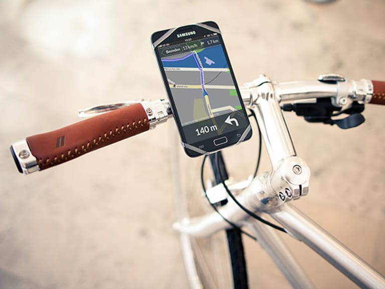 Das elastische Band "Finn" ist extrem leicht, extrem einfach und flexibel: Hochfestes Silikon hält jedes Smartphone am Lenker (für 12 Euro von BikeCityGuides).