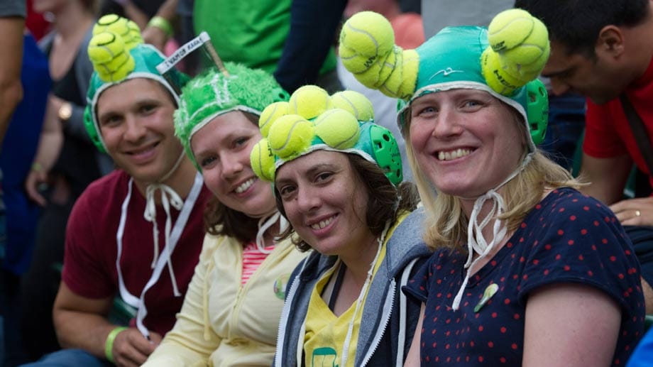Der Kreativität sind keine Grenzen gesetzt - das beweisen diese vier Fans: Mit selbst gebastelten Kopfbedeckungen aus Wasserballkappen und aufgeschnittenen Tennisbällen sind sie der Hingucker auf der Tribüne.