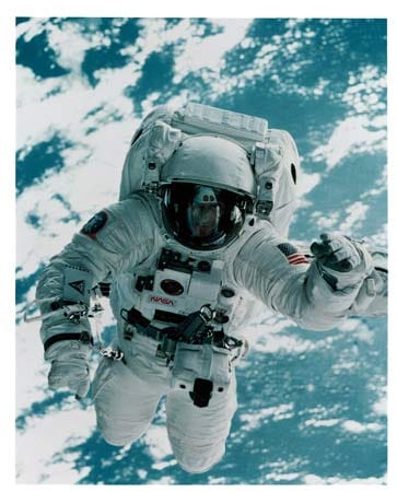 Am Handgelenk des Astronauten zu sehen ist der Omega Speedmaster Chronograph.