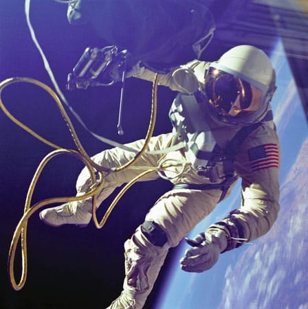 Der Omega Speedmaster Professional Chronograph nimmt als einziger Teil der Ausrüstung, der bei allen bemannten NASA Raumfahrt Programmen - von Gemini Mitte der 1960er bis hin zum aktuellen ISS-Programm - zum Einsatz gekommen ist, einen ganz besonderen Rang in der Geschichte der Weltraumforschung ein.
