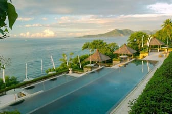 Umgeben von Frangipani Bäumen liegt der dreistufige Pool des Amankila auf Bali und bietet einen atemberaubenden Blick auf das Meer.