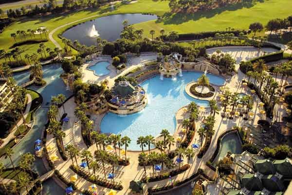 Der Pool des Orlando Mariott wirkt fast wie ein tropisches Paradies: Palmen und Wasserfälle sorgen für eine idyllische Atmosphäre. Besonderer Höhepunkt für Kinder ist die 106 Meter lange Wasserrutsche.