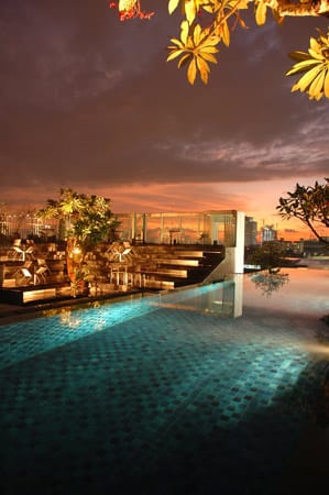 Der perfekte Ort, um dem stressigen Alltag zu entfliehen, bietet der Pool des Kemang Icon in Indonesien. Er befindet sich auf der Dachterrasse des Hotels, die 16 Meter über das Gebäude hinausragt.