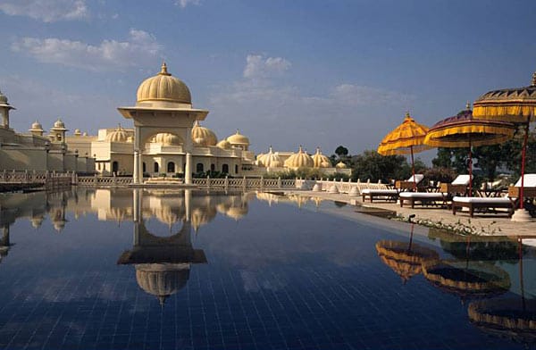 Wie ein Wasserschloss liegt das Oberoi Udaivilas im romantischen Rajasthan. Im Stile eines traditionellen indischen Palasts gebaut, liegt es zwar direkt an einem See, doch wer will bei solch einem Pool schon das Hotel verlassen?