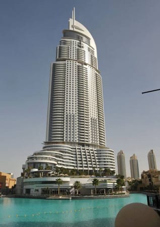 Über fünf Etagen verläuft der Infinity-Pool des The Adress in Dubai. Wer hier das kühle Nass genießt, hat dabei noch eine grandiose Aussicht auf den Burj Dubai, den größten Wolkenkratzer der Welt und die Dubai Fountain, die mit 275 Metern längste Wasserfontäne der Welt.