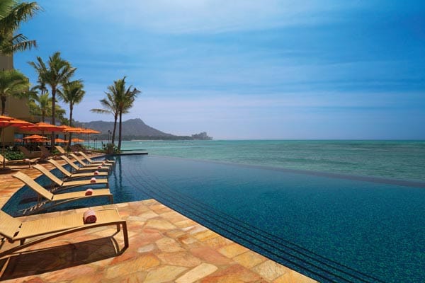 Ist das noch der Pool oder schon das Meer? Der Infinity-Pool des Sheraton Waikiki liegt nur wenige Meter über dem Strand von Waikiki, weshalb er im ersten Moment wirkt wie eine Fata-Morgana.