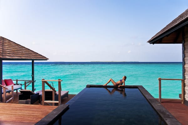 Wer im Hilton Maledives / Iru Fushi Resort & Spa eincheckt, braucht den Indischen Ozean zum Baden eigentlich nicht mehr, schließlich lockt auch der Pool Badenixen an.