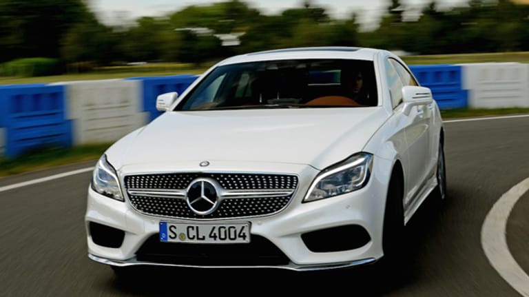 Das Fahren geht bei einem Mercedes-Benz immer komfortabel vonstatten. Wenn es mal sportlicher voran geht, zeigt sich, dass der CLS mehr Gleiter als Radius-Künstler ist.