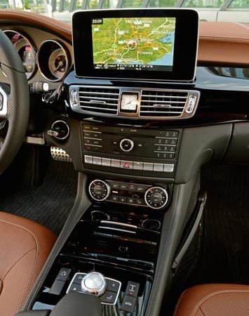 Mercedes setzt auf Konnektivität und integriert das Smartphone des Besitzers in das Infotainmentsystem. Darum ziert auch der iPad-ähnliche freistehende Bildschirm das Armaturenbrett.