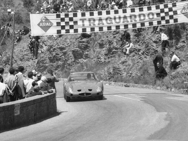 Nur 39 Autos wurden zwischen 1962 und 1964 gebaut. Gerade sein Status als Rennwagen macht den Ferrari 250 GTO zur Auto-Legende. So gewann der gerade einmal 1000 Kilo schwere Italiener in seiner kurzen Karriere unter anderem auch das 24-Stunden-Rennen von Le Mans.