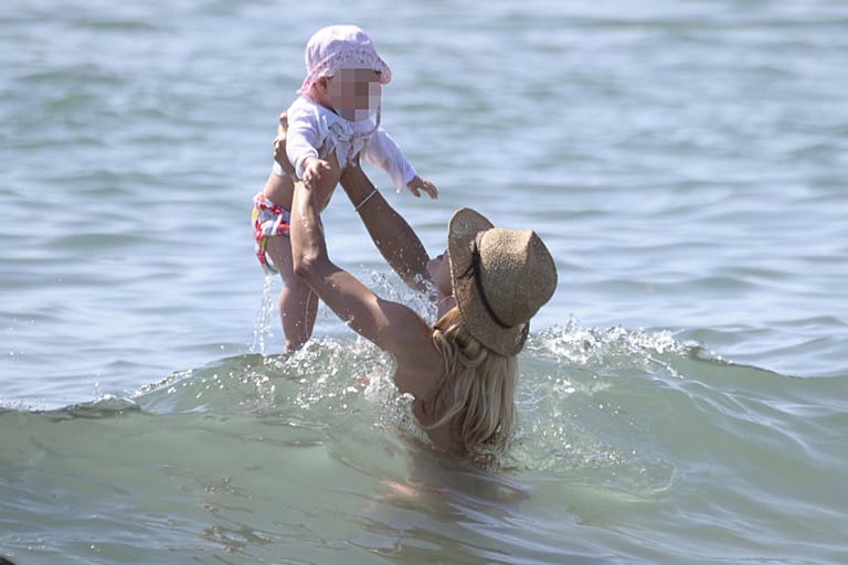 Michelle Hunziker planscht mit Töchterchen Sole fröhlich in den Fluten.