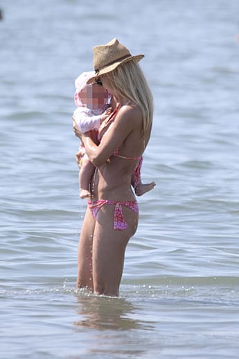Im rosaroten Bikini mit weißen Blümchen und Strohhut genießt Hunziker mit ihrer Tochter die Sonne der Toskana.