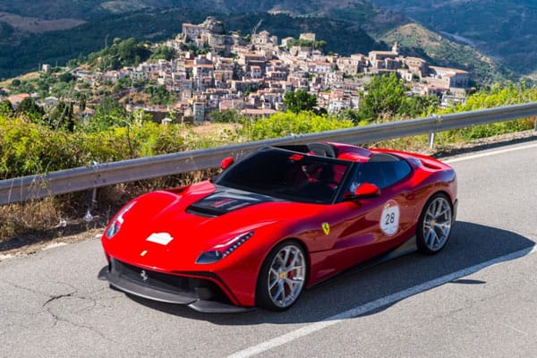 Dieser Ferrari ist kein Oldtimer, aber ähnlich teuer wie die Klassiker aus Maranello: Den Ferrari F12 TRS gibt es nur einmal. Für einen Sammler verwandelte der Hersteller das Coupé Ferrari F12 in ein Cabrio . Angeblich soll der Kunde 4,2 Millionen US-Dollar für das Einzelstück bezahlt haben.