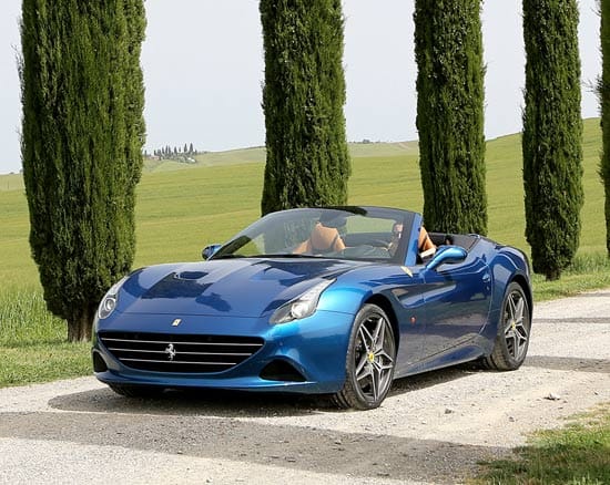 Preislich eine Etage tiefer angesiedelt ist der Ferrari California T. Den Boliden gibt es ab 183.000 Euro. Dieser Ferrari weist eine Besonderheit auf. Nach langen Jahren kommt mit dem T-California wieder ein Renner aus Maranelllo mit Diesel-Antrieb auf den Markt.