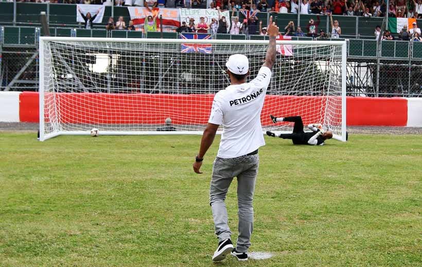 Ein Engländer (Lewis Hamilton) beim Elfmeterschießen.