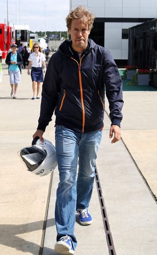 Der viermalige Weltmeister Sebastian Vettel kommt leger zur Arbeit. Sein Gesichtsausdruck ist nicht gerade optimistsch.