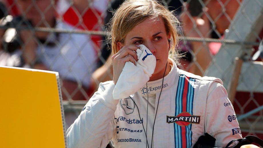 Susie Wolff ist die erste Frau seit 22 Jahren, die an einer offiziellen F1-Session als Fahrerin teilnimmt. Sie fährt im ersten freien Training den Williams von Valtteri Bottas. Doch wenig später ist Wolff traurig.