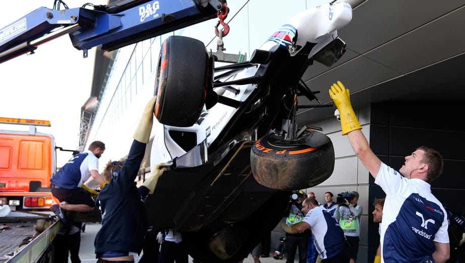Der zweite Williams ist ebenfalls nicht lange auf dem Silverstone Circuit unterwegs. Felipe Massa zerlegt seinen Boliden nach einem Fahrfehler.