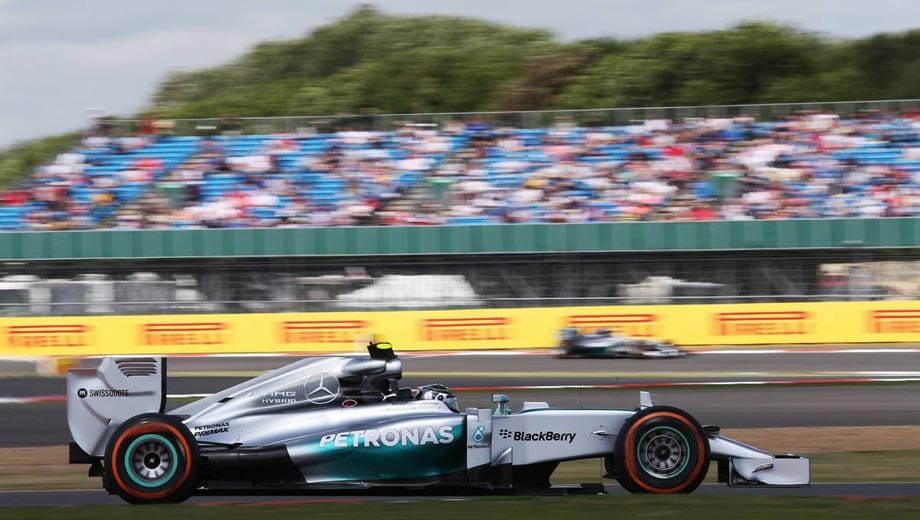 Die Bestzeit sichert sich Nico Rosberg vor seinem Teamkollegen Lewis Hamilton.