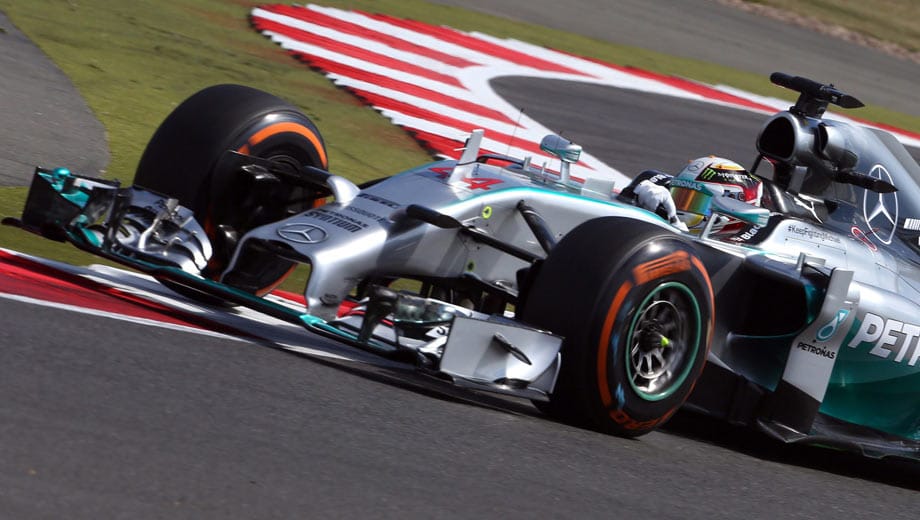Im zweiten freien Training fährt Lewis Hamilton die Bestzeit. Kurz darauf aber bleibt sein Mercedes liegen und der Engländer muss zu Fuß zurück in die Box.