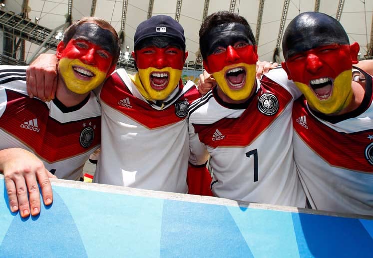 Im ersten Viertelfinale trifft die Nationalmannschaft im europäischen Duell auf Frankreich. Für die deutschen Fans ist klar: 60 Jahre nach dem "Wunder von Bern" siegen Jogis Jungs und ziehen ins Halbfinale ein.