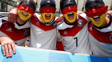 Im ersten Viertelfinale trifft die Nationalmannschaft im europäischen Duell auf Frankreich. Für die deutschen Fans ist klar: 60 Jahre nach dem "Wunder von Bern" siegen Jogis Jungs und ziehen ins Halbfinale ein.