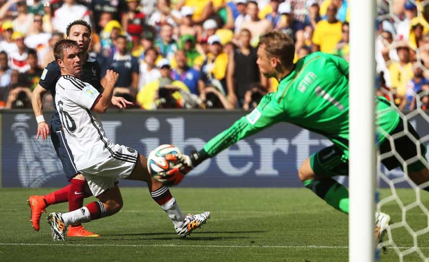 ... doch Manuel Neuer pariert stark auf der Linie und den Nachschuss von Benzema blockt Hummels mit dem Oberschenkel ab.