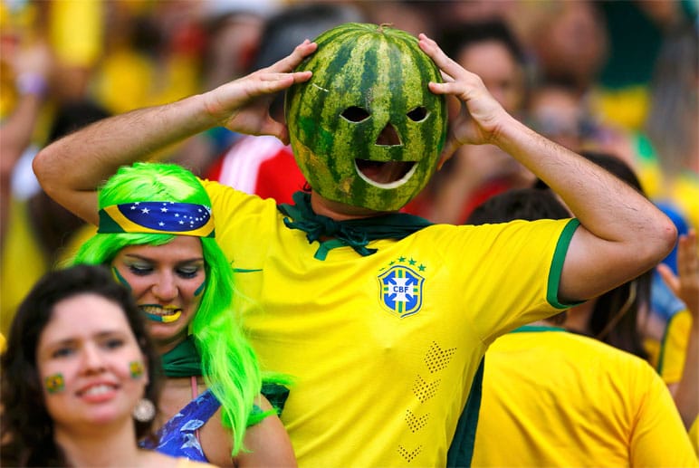 Im zweiten Viertelfinal-Spiel des Tages trifft der Gastgeber Brasilien auf Kolumbien. Die Fans feiern sich und die WM.