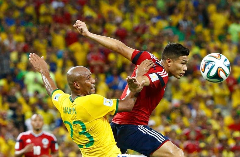 Hohes Tempo bestimmt die Partie. Brasilien hat mit mehr Ballbesitz und Torchancen. Kolumbien kommt selten gegen die gut stehende brasilianische Defensive zum Zuge. Mit 1:0 geht es in die Kabine.
