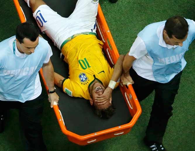 Schrecksekunde bei den Brasilianern: Kurz vor dem Ende verletzt sich Neymar bei einem harten Zweikampf und muss mit einer Trage vom Platz getragen werden.