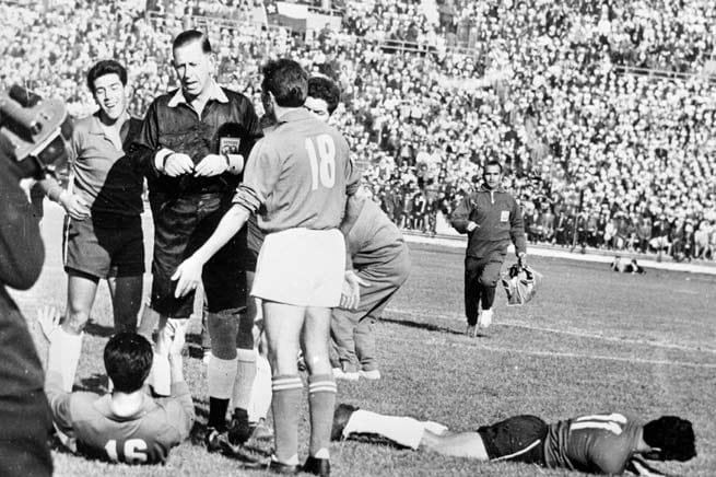 WM 1962 in Chile, zweiter Vorrundenspieltag, Italien gegen Chile. Das Spiel geht als "Schlacht von Santiago" in die Annalen ein. Weil sich italienische Medien zuvor abfällig über das Gastgeberland äußerten ("von Armut geplagte Müllkippe voller leichter Mädchen"), ist die Atmosphäre vergiftet. Das Spiel artet völlig aus, brutale Fouls und mehrere Tätlichkeiten ziehen zum Teil schwere Verletzungen nach sich.