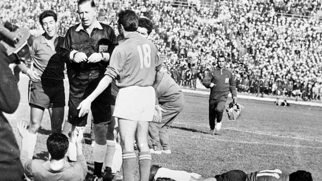 WM 1962 in Chile, zweiter Vorrundenspieltag, Italien gegen Chile. Das Spiel geht als "Schlacht von Santiago" in die Annalen ein. Weil sich italienische Medien zuvor abfällig über das Gastgeberland äußerten ("von Armut geplagte Müllkippe voller leichter Mädchen"), ist die Atmosphäre vergiftet. Das Spiel artet völlig aus, brutale Fouls und mehrere Tätlichkeiten ziehen zum Teil schwere Verletzungen nach sich.