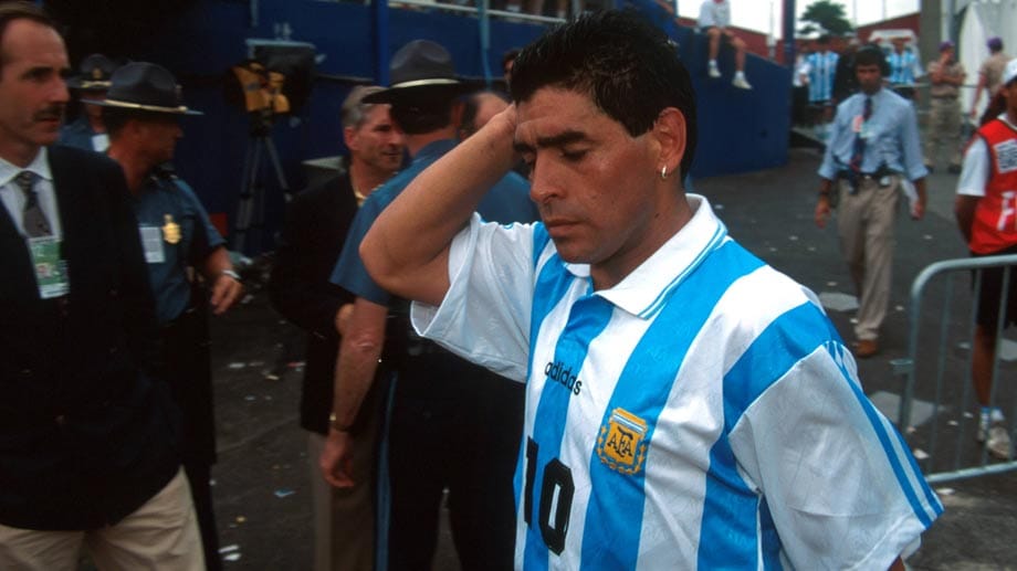 WM 1994 in den USA. Nach zwei großartigen Vorstellungen gegen Griechenland (4:0) und Nigeria (2:1) wird Diego Maradona, damals schon 33 Jahre alt, des Dopings überführt. Der argentinische Weltstar war vollgepumpt mit einem Ephedrin-Cocktail. Es ist der Anfang vom Ende einer großartigen Karriere und der bislang letzte Dopingfall bei einer WM.