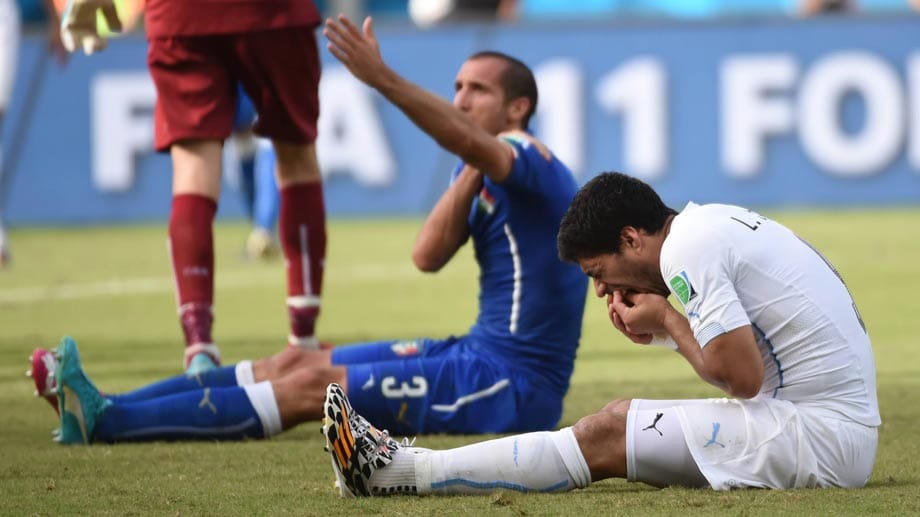 WM 2014, Italien gegen Uruguay am 24. Juni: Uruguay-Stürmer Luis Suarez beißt bei einem Zweikampf mit Giorgio Chiellini seinem Kontrahenten in die Schulter. Der Schiedsrichter sieht die Aktion nicht, nur zwei Minuten später fällt der 1:0-Siegtreffer für "La Celeste". Wiederholungstäter Suarez wird anschließend per Videobeweis von der Disziplinarkommission der FIFA überführt, für neun Pflicht-Länderspiele gesperrt und für vier Monate von allen Fußball-Aktivitäten ausgeschlossen.