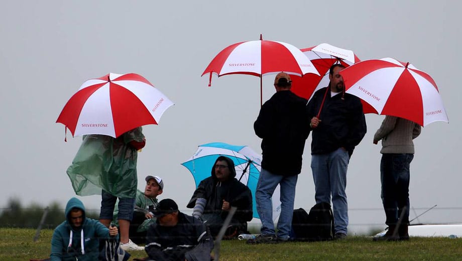 Am Grand-Prix-Samstag begrüßt der englische Regen Zuschauer und Fahrer.