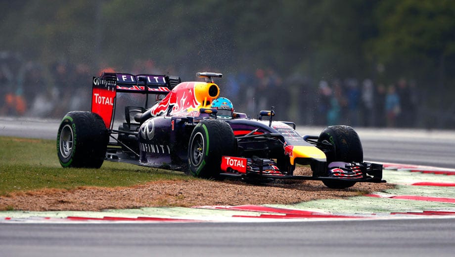 Bei diesem Wetter ist es auch für Vettel schwierig, seinen Red Bull auf der Strecke zu halten.