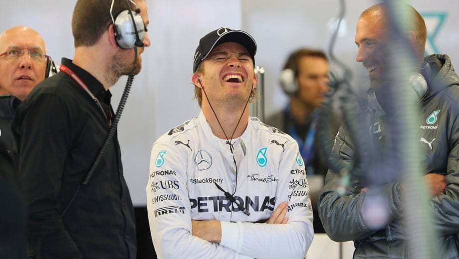 Allerdings fährt Mercedes keine gezeitete Runde. Nico Rosberg und Lewis Hamilton schauen den Konkurrenten von der trockenen Garage aus zu.