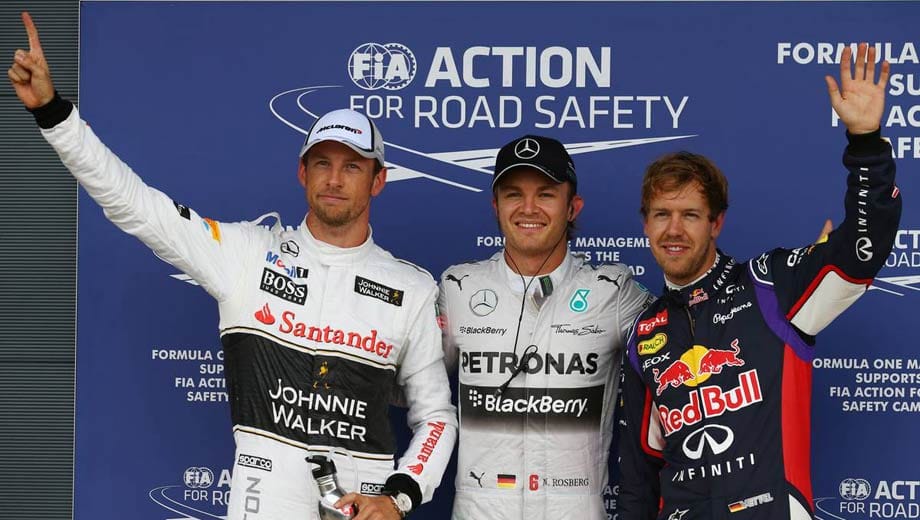 Das ständig wechselnde Wetter sorgt für ein ungewöhnliches Ergebnis im Qualifying. Nico Rosberg erobert den ersten Startplatz, Sebastian Vettel den zweiten und Jenson Button den dritten.