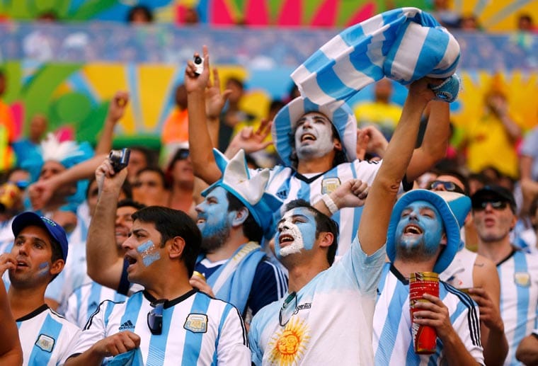 Bei den Anhängern der Albiceleste kennt der Jubel hingegen keine Grenzen mehr. Ausgelassen feiern die argentinischen Fans den Einzug ins Halbfinale.