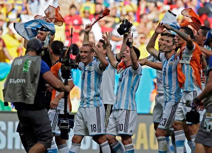 Lionel Messi und seine Teamkameraden lassen sich in Brasilia gebührend feiern. Im Halbfinale warten nun die Niederlande.