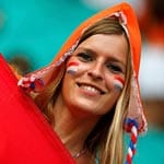 Im letzten Viertelfinale treffen die Niederlande auf das Überraschungs-Team aus Costa Rica. Diese junge Dame drückt der Mannschaft um Bayern-Star Arjen Robben die Daumen.